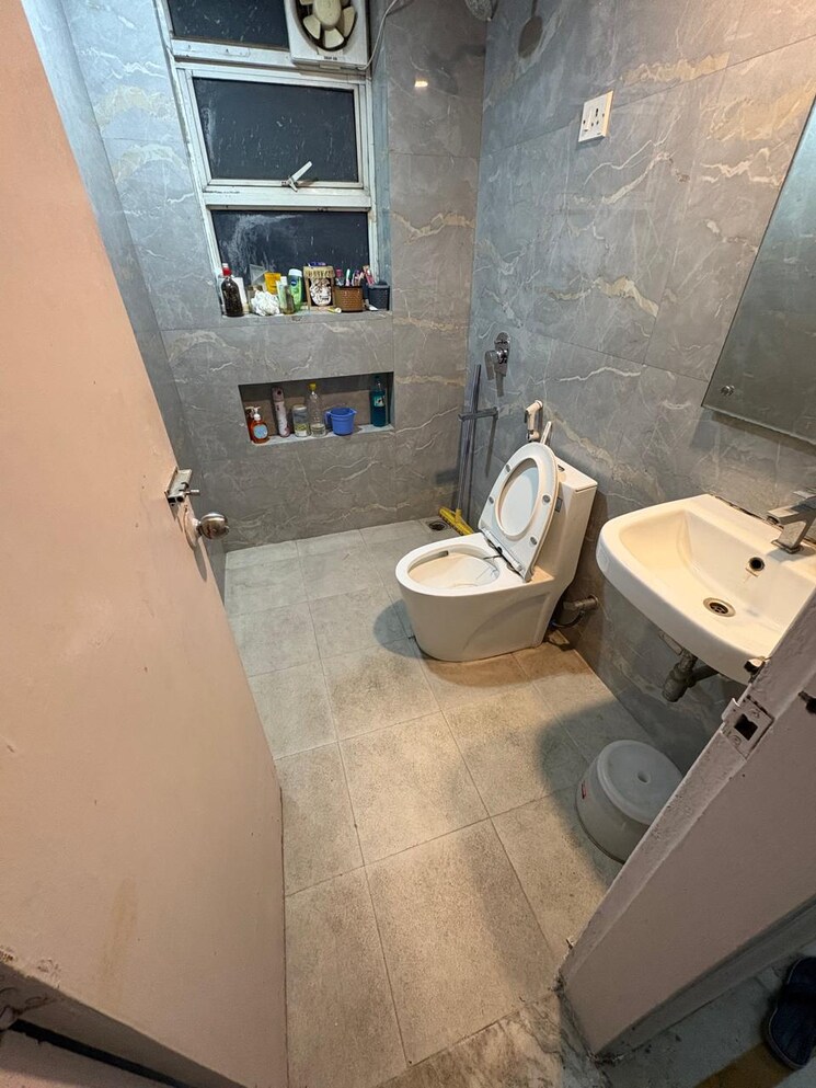 Bathroom, ansal-valley-view-estate 2 Bedroom 930 Sq.Ft. Apartment In Gwal Pahari Gurgaon 9319458