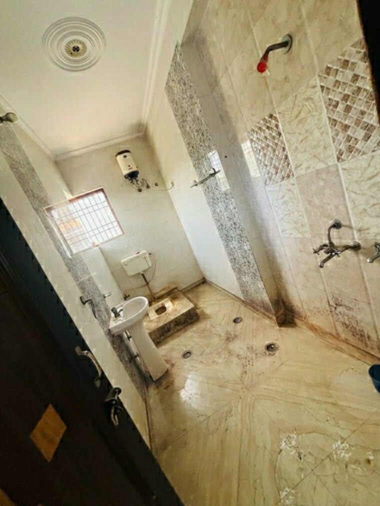 Bathroom, sector 10a 1 Bedroom 650 Sq.Ft. Independent House In Sector 10a Gurgaon 9319538