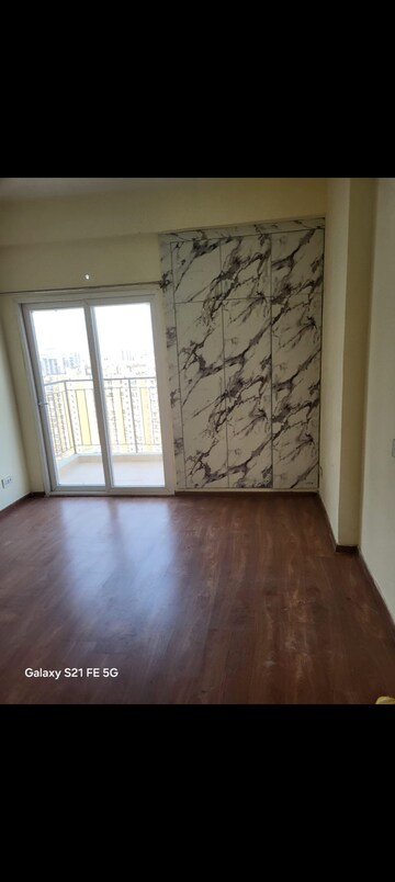 Room in 3 BHK Apartment at Amrapali Enchante, Tech Zone 4 Greater Noida – for Rent