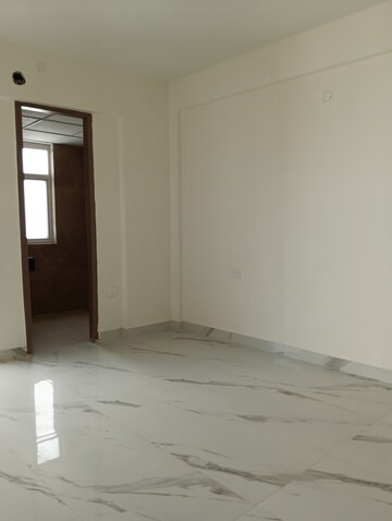 Room in 2.5 BHK Apartment at Smart World Gems, Sector 89 – for Rent