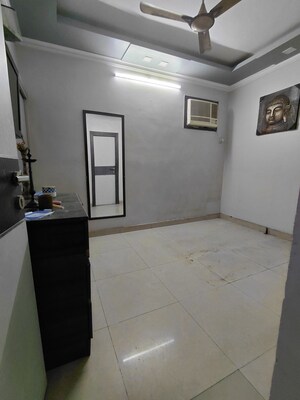 Room in 4 BHK Apartment at Janakpuri – for Sale