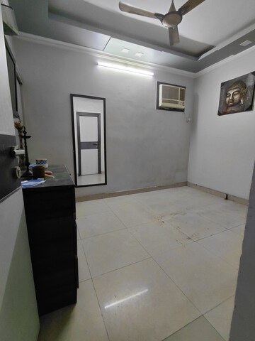 Room in 4 BHK Apartment at Janakpuri – for Sale