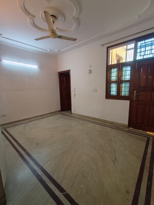 Room in 3 BHK Builder Floor at Sukhdev Vihar – for Rent