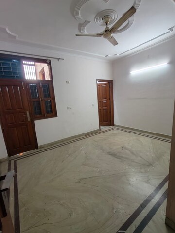Room in 3 BHK Builder Floor at Sukhdev Vihar – for Rent