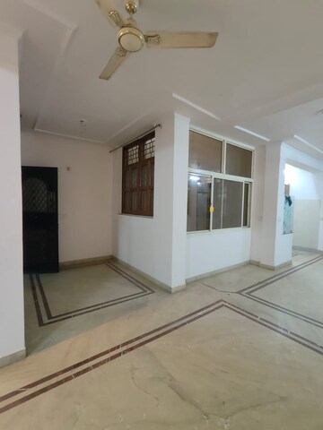 Room in 3 BHK Builder Floor at Sukhdev Vihar – for Rent