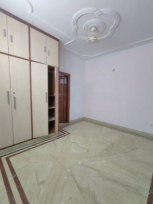 Room in 3 BHK Builder Floor at Sukhdev Vihar – for Rent