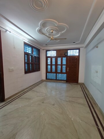 Room in 3 BHK Builder Floor at Sukhdev Vihar – for Rent