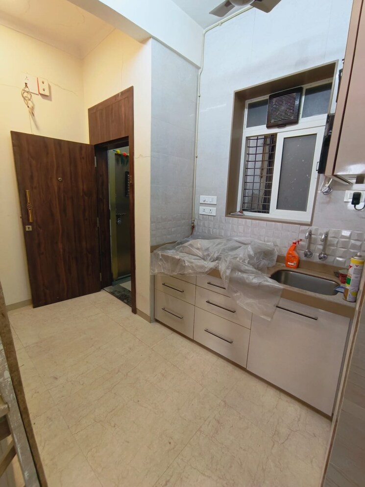 Kitchen, owners-court 1 Bedroom 700 Sq.Ft. Apartment In Apollo Bunder Mumbai 9319912