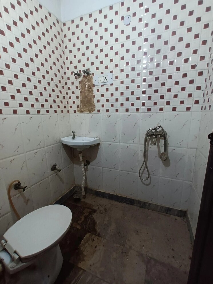 Bathroom, mansa ram park 3 Bedroom 900 Sq.Ft. Builder Floor In Mansa Ram Park Delhi 9319986