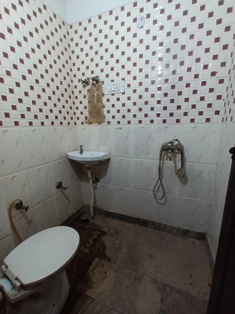 Bathroom, mansa ram park 3 Bedroom 900 Sq.Ft. Builder Floor In Mansa Ram Park Delhi 9319986