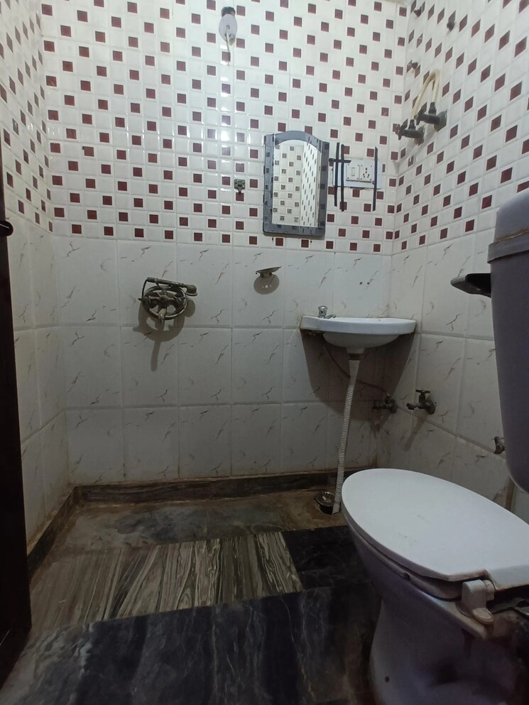 Bathroom, mansa ram park 3 Bedroom 900 Sq.Ft. Builder Floor In Mansa Ram Park Delhi 9319986