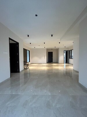 Room in 3 BHK Apartment at Lake Front Solitaire, Powai – for Sale