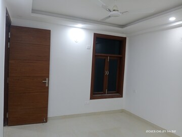 Room in 3 BHK Builder Floor at Vasant Kunj – for Rent