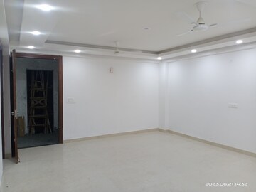 Room in 3 BHK Builder Floor at Vasant Kunj – for Rent
