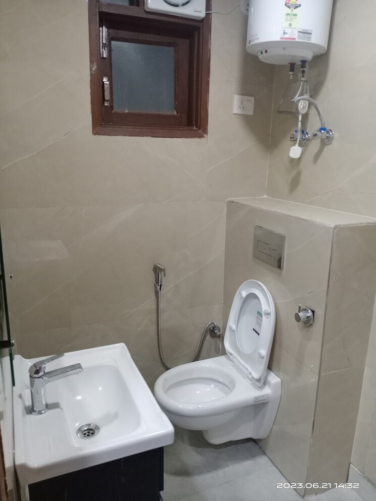 Bathroom, vasant kunj 3 Bedroom 1350 Sq.Ft. Builder Floor In Vasant Kunj Delhi 9320028