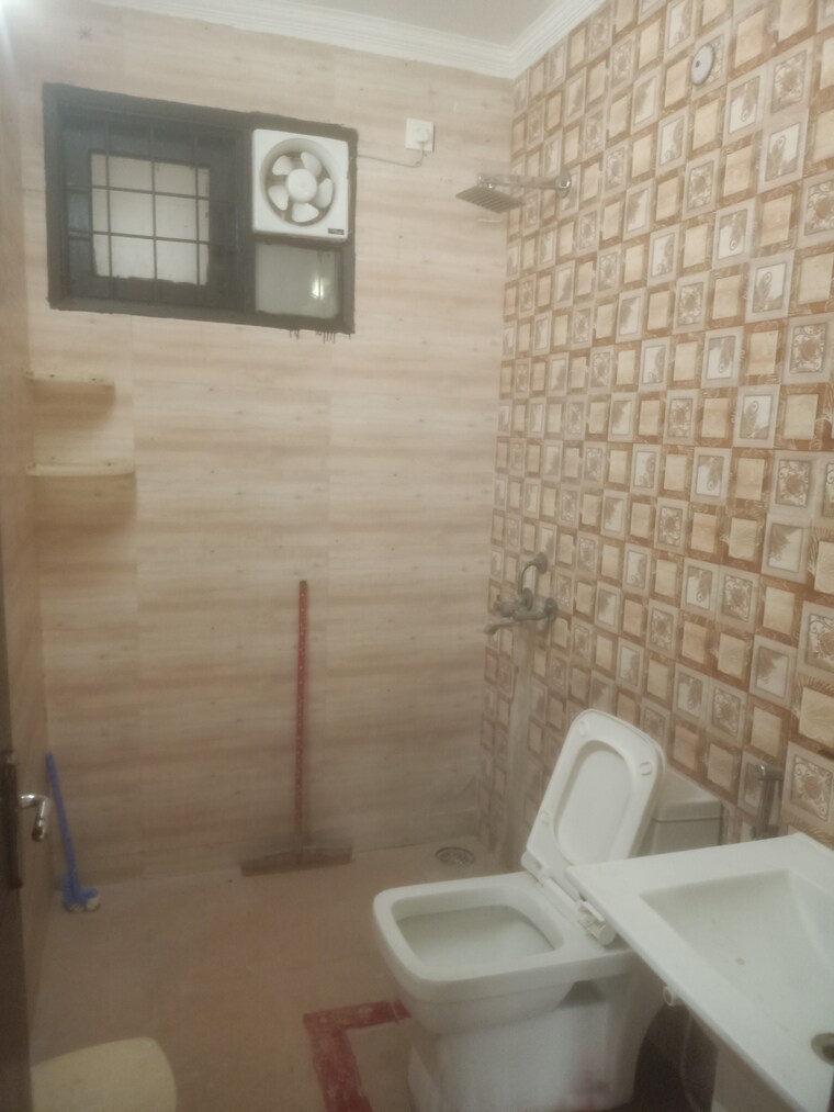Bathroom, vasant kunj enclave 2 Bedroom 80 Sq.Yd. Builder Floor In Vasant Kunj Enclave Delhi 9320108