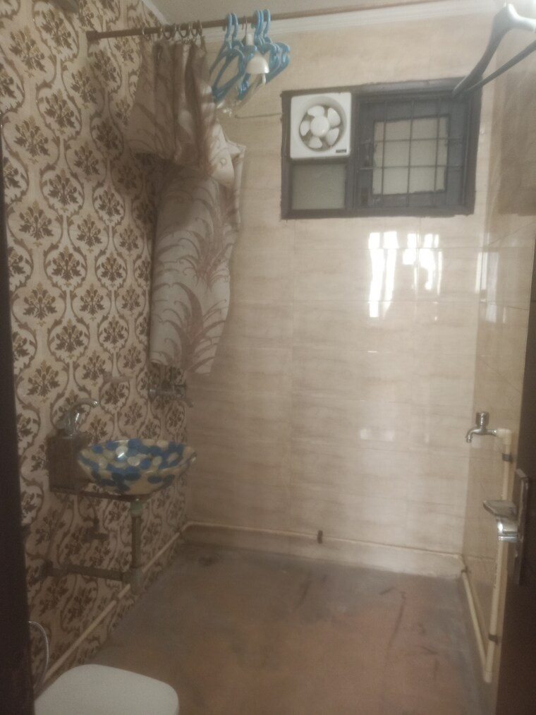 Bathroom, vasant kunj enclave 2 Bedroom 80 Sq.Yd. Builder Floor In Vasant Kunj Enclave Delhi 9320108