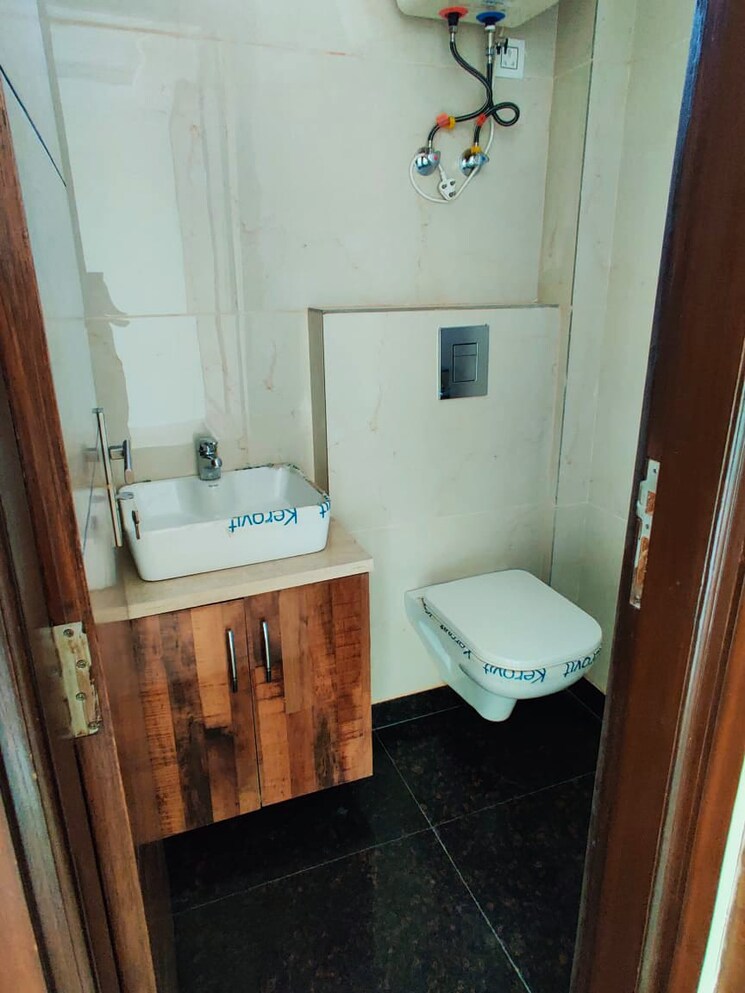 Bathroom, lajpat nagar 2 Bedroom 900 Sq.Ft. Builder Floor In Lajpat Nagar Delhi 9320145