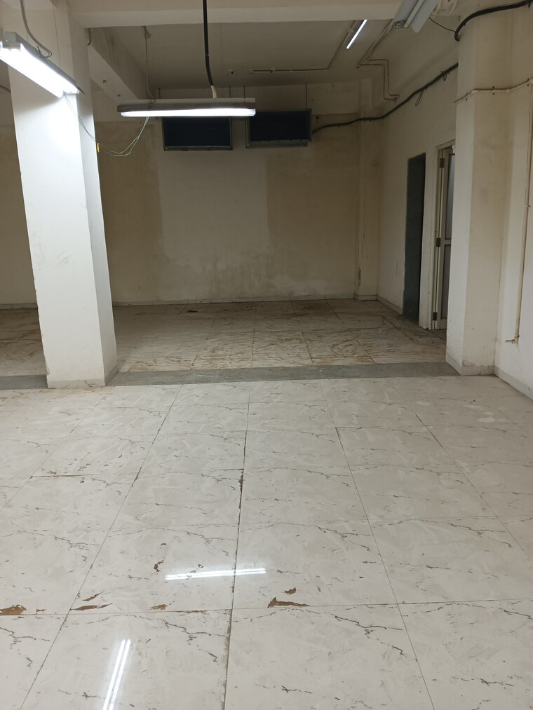 Room, unique-shanti-signature Commercial Office Space 12000 Sq.Ft. In Mira Road Thane 9320393