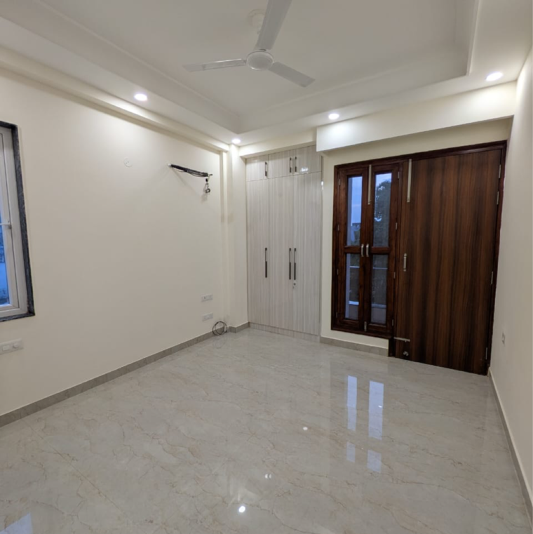 Room, sector 23 3.5 Bedroom 1500 Sq.Ft. Builder Floor In Sector 23 Gurgaon 9320501