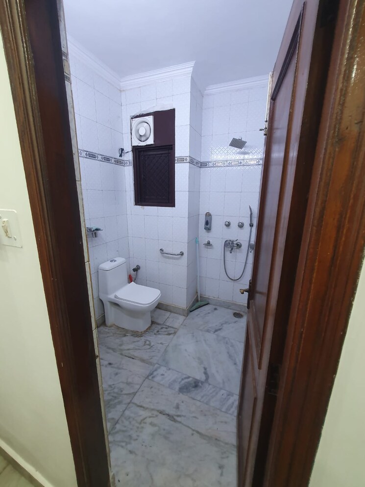Bathroom, old rajinder nagar 2 Bedroom 900 Sq.Ft. Builder Floor In Old Rajinder Nagar Delhi 9320589