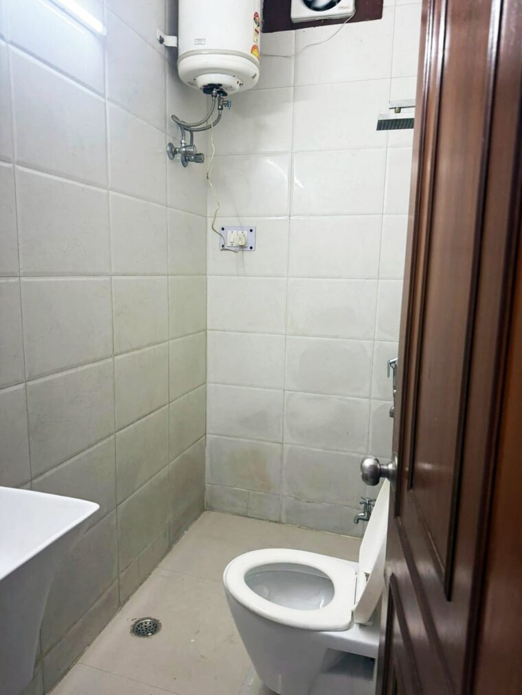 Bathroom, lajpat nagar 2 Bedroom 900 Sq.Ft. Builder Floor In Lajpat Nagar Delhi 9320699