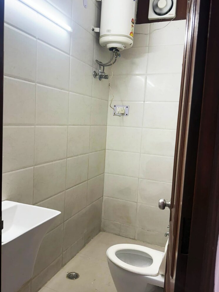 Bathroom, lajpat nagar 2 Bedroom 900 Sq.Ft. Builder Floor In Lajpat Nagar Delhi 9320699