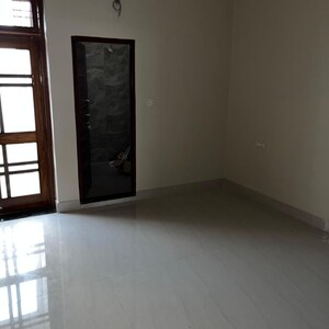 Room in 3 BHK Builder Floor at Dalanwala – for Rent