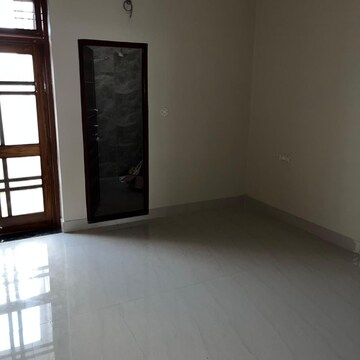 Room in 3 BHK Builder Floor at Dalanwala – for Rent