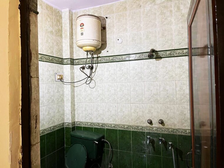 Bathroom, lajpat nagar 2 Bedroom 900 Sq.Ft. Builder Floor In Lajpat Nagar Delhi 9320790