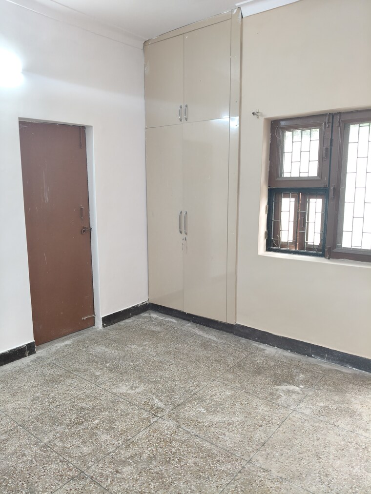 Room, sector 16 3 Bedroom 3150 Sq.Ft. Independent House In Sector 16 Faridabad 9321019