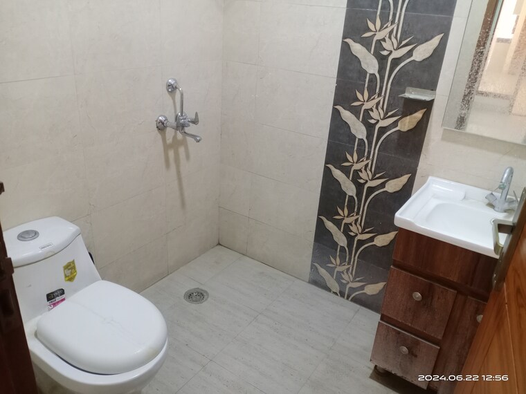 Bathroom, vasant kunj 3 Bedroom 1400 Sq.Ft. Builder Floor In Vasant Kunj Delhi 9321134