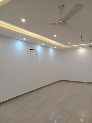 Room in 4 BHK Builder Floor at Vasant Kunj – for Rent