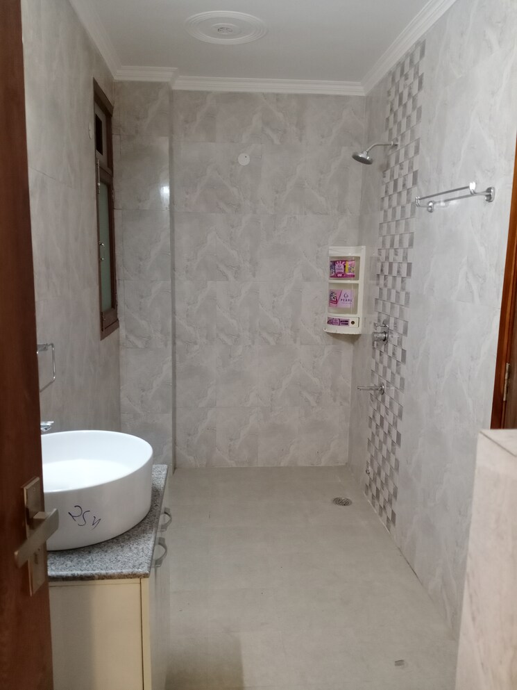 Bathroom, vasant kunj 4 Bedroom 2000 Sq.Ft. Builder Floor In Vasant Kunj Delhi 9321175