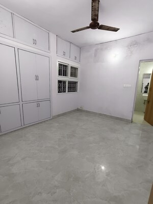 Room in 2 BHK Apartment at Sarita Vihar – for Rent