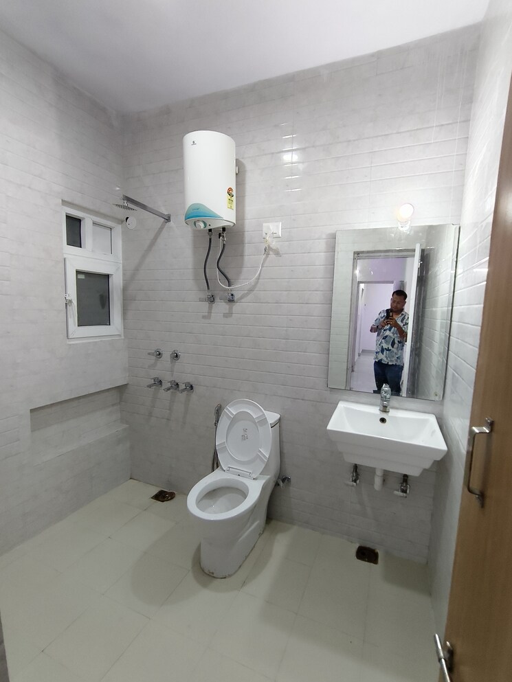 Bathroom, sarita vihar 2 Bedroom 1100 Sq.Ft. Apartment In Sarita Vihar Delhi 9321250