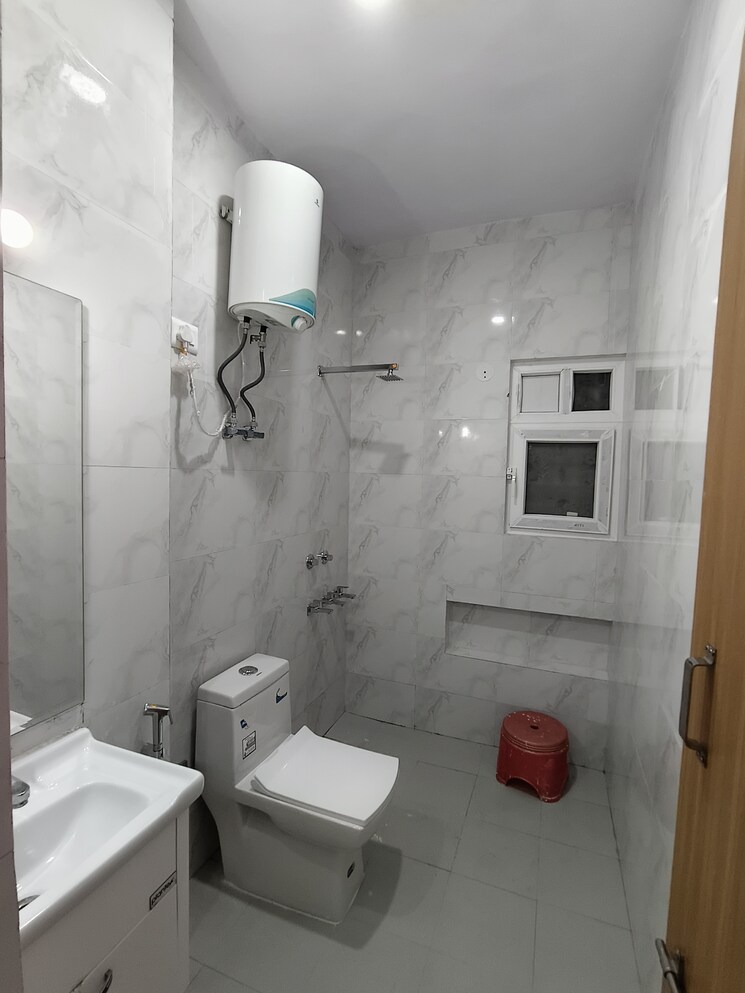 Bathroom, sarita vihar 2 Bedroom 1100 Sq.Ft. Apartment In Sarita Vihar Delhi 9321250