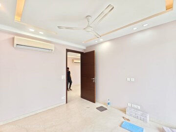 Room in 3 BHK Builder Floor at Safdarjung Enclave – for Rent