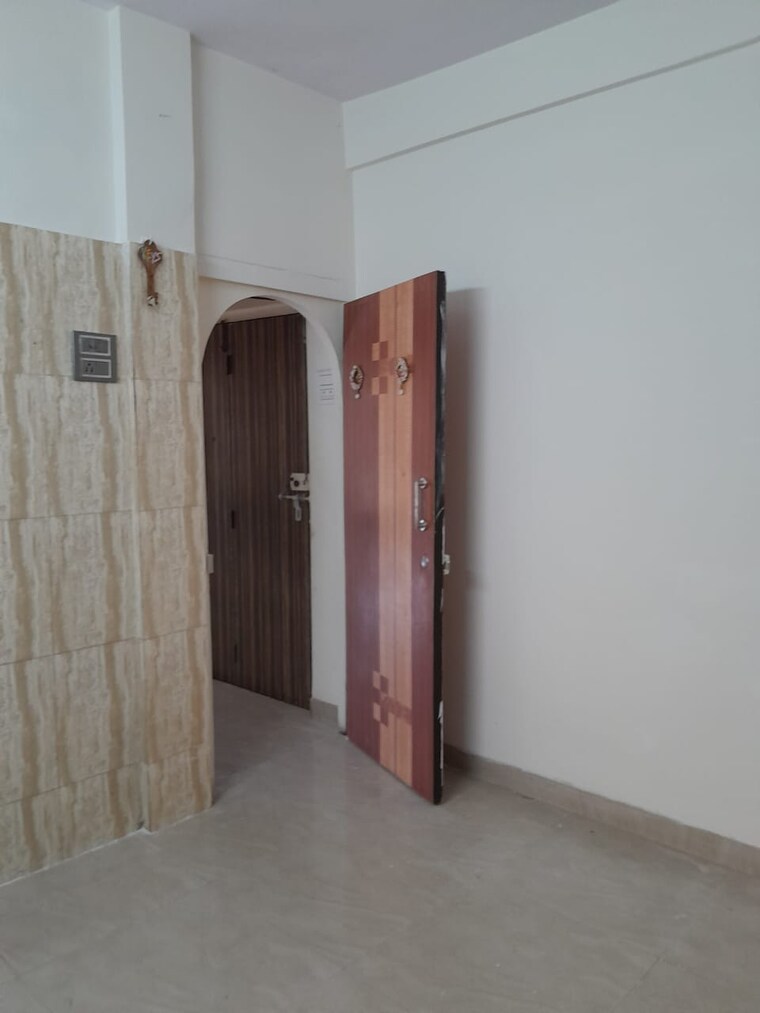 Room, borivali east Commercial Office Space 400 Sq.Ft. In Borivali East Mumbai 9321340