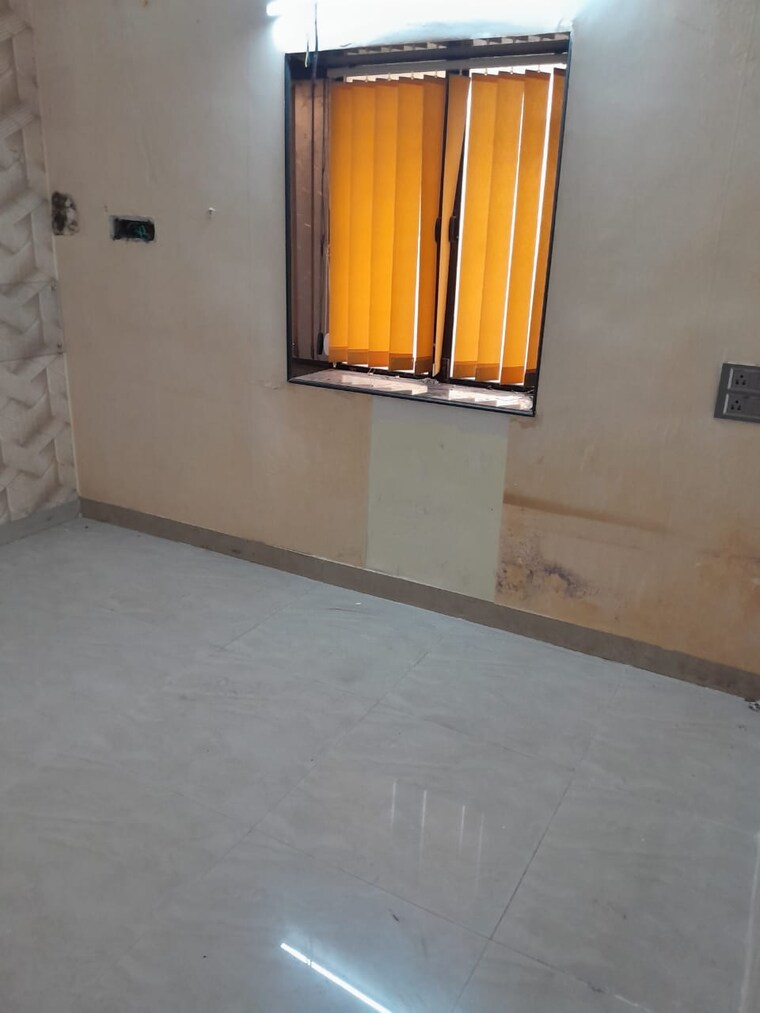 Room, borivali east Commercial Office Space 400 Sq.Ft. In Borivali East Mumbai 9321340