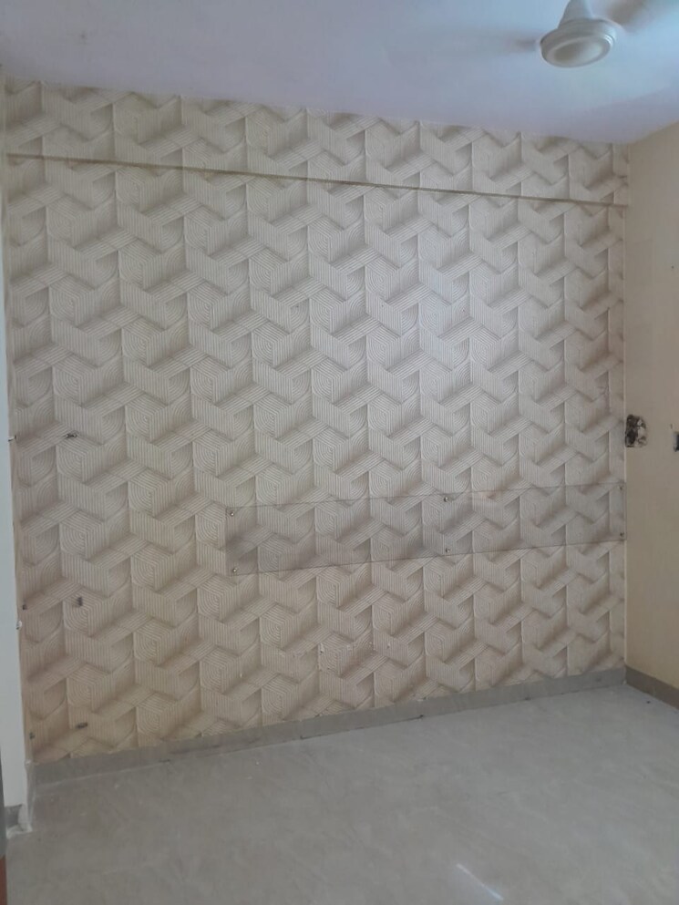 Room, borivali east Commercial Office Space 400 Sq.Ft. In Borivali East Mumbai 9321340