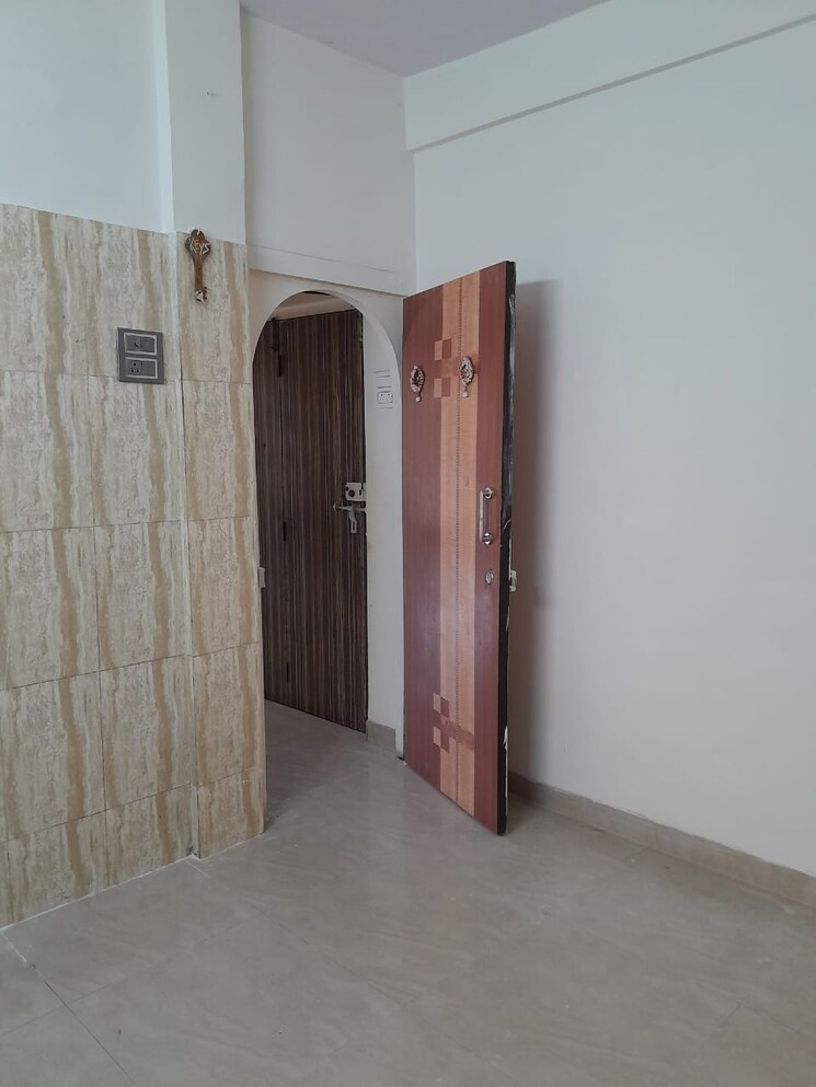 Room, borivali east Commercial Office Space 400 Sq.Ft. In Borivali East Mumbai 9321340