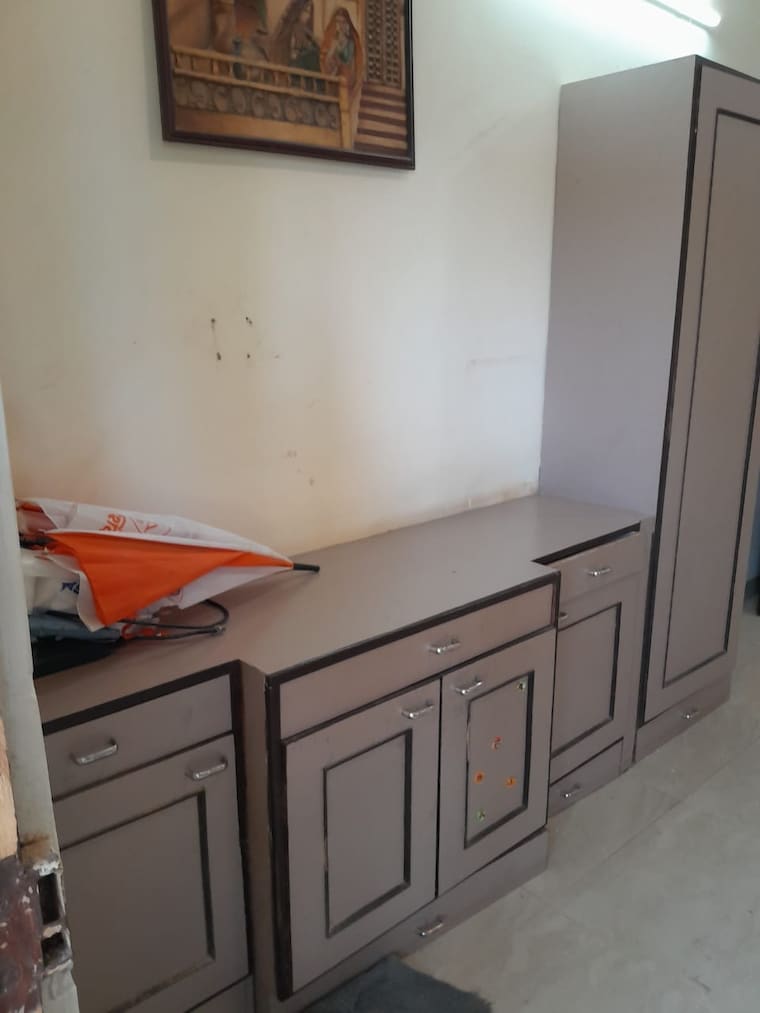 Room, borivali east Commercial Office Space 400 Sq.Ft. In Borivali East Mumbai 9321340