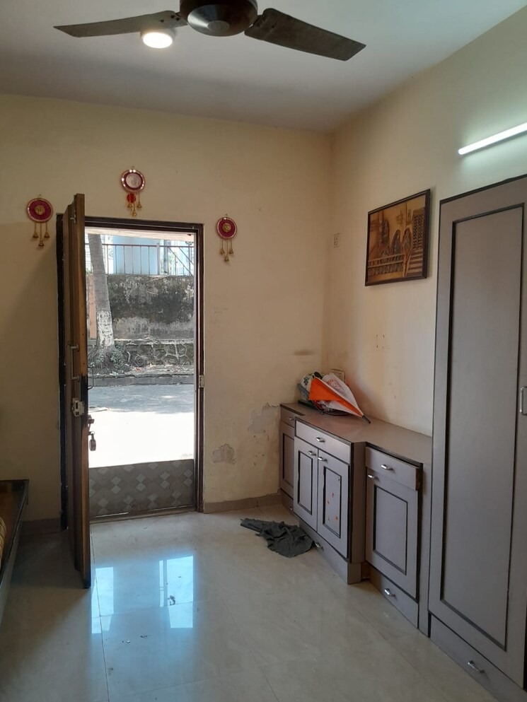 Room, borivali east Commercial Office Space 400 Sq.Ft. In Borivali East Mumbai 9321340