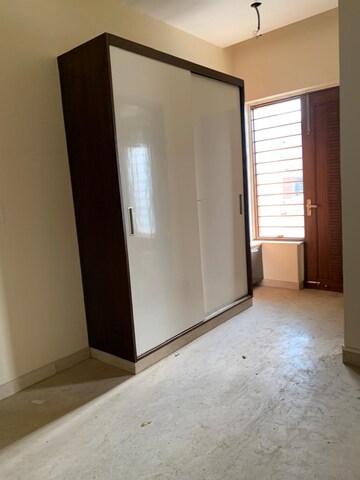 Room in 4 BHK Builder Floor at Sector 85 – for Rent