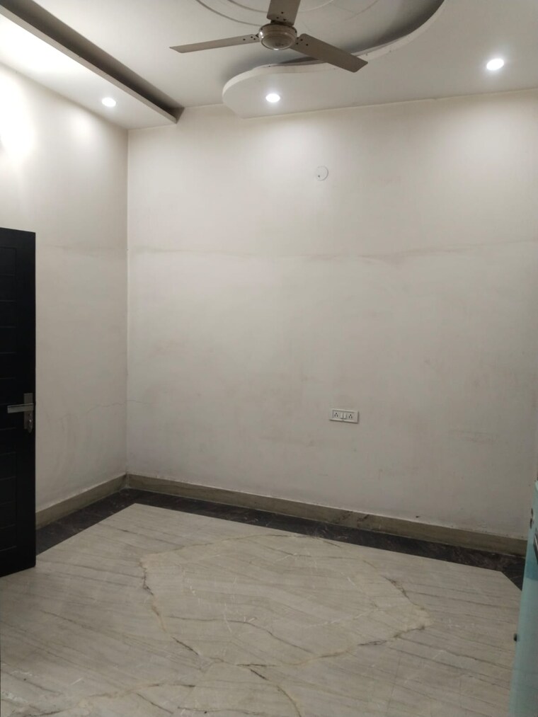 Room, batra colony 2 Bedroom 180 Sq.Yd. Apartment In Batra Colony Sonipat 9321345