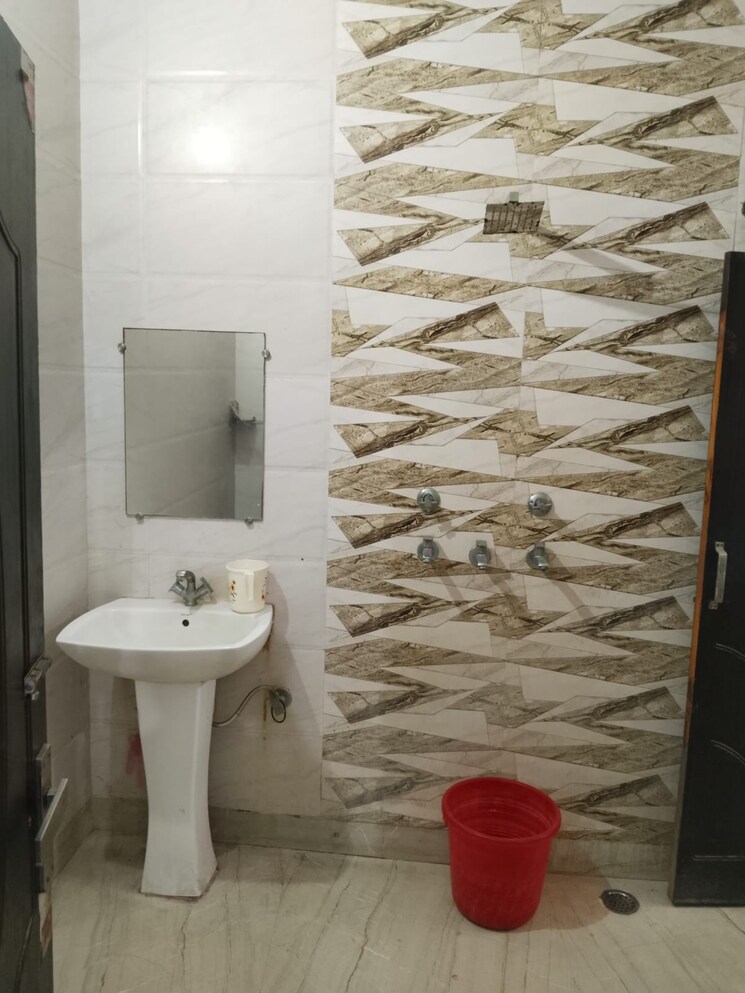 Bathroom, batra colony 2 Bedroom 180 Sq.Yd. Apartment In Batra Colony Sonipat 9321345
