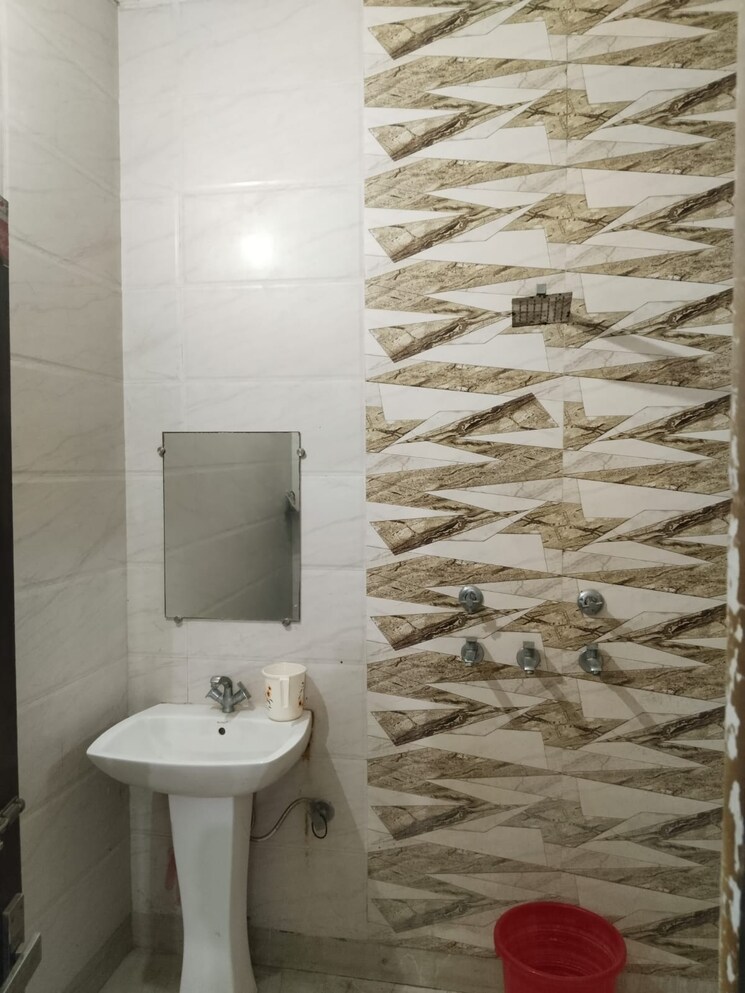 Bathroom, batra colony 2 Bedroom 180 Sq.Yd. Apartment In Batra Colony Sonipat 9321345