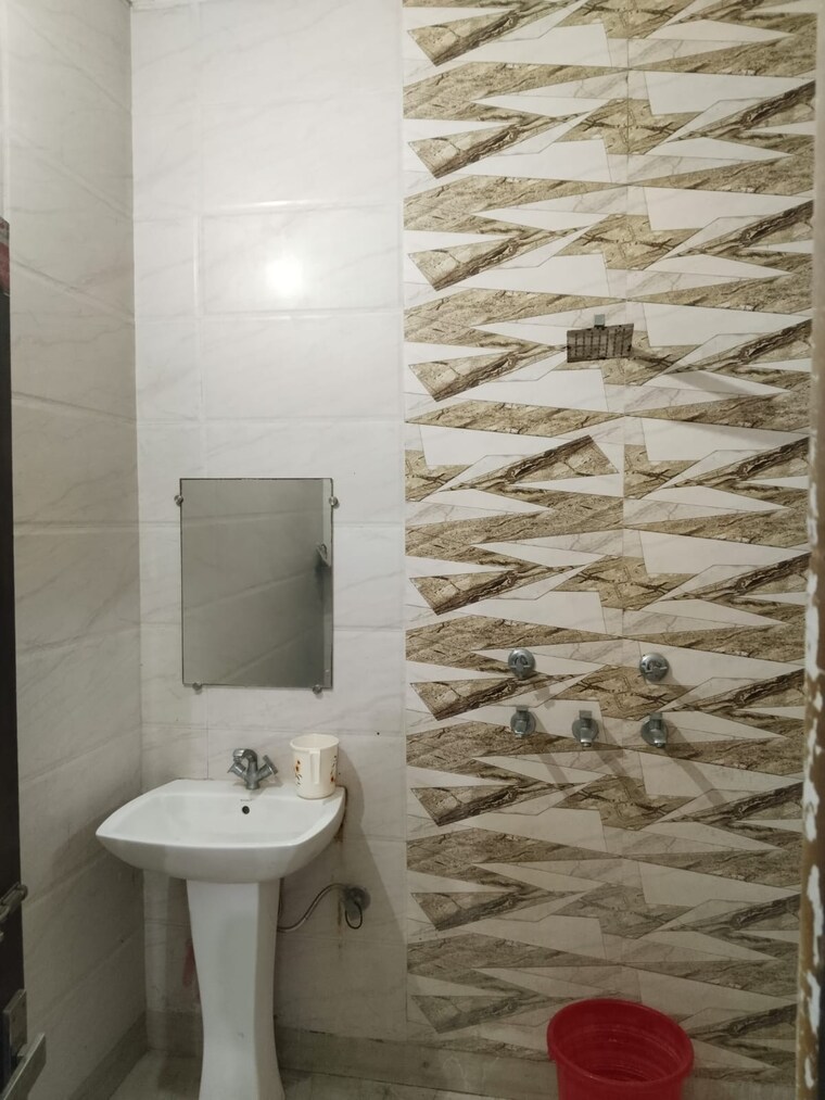 Bathroom, batra colony 2 Bedroom 180 Sq.Yd. Apartment In Batra Colony Sonipat 9321345