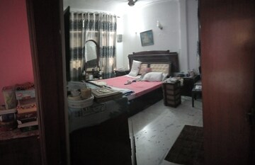 Bedroom in 3.5 BHK Builder Floor at Dlf Phase ii – for Sale